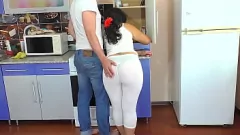 play El culo irresistible de una madrastra madura vuelve loco a su hijastro en este porno anal explícito