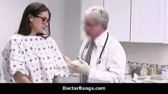 play Frecher Arzt nutzt schüchternen Teenager-Patienten in Krankenhausklinik aus