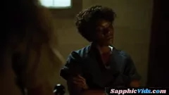 play La sensuale guardia carceraria lesbica nera si impegna in un'appassionata sessione di leccate di fica e diteggiatura