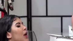 play Diese wunderschöne MILF genießt ein wildes Natursektspiel, bei dem sie ihrem Partner vollspritzt und ins Gesicht pisst