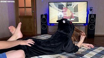 play Se la folla mientras ella ve la tele