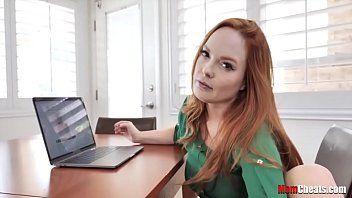 play La chica porno tiene orgasmos y tiene sexo como loca como a ella le gusta