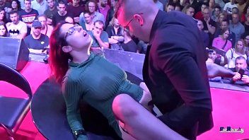 play Elle est une chienne et a des relations sexuelles avec lui sur la table et tout le monde dans la pièce a l'air étonné