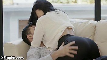 play La plus grosse salope aux plus gros seins xnxx avec une avocate très sexy