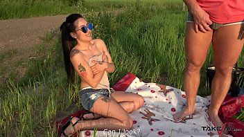 play Xnxx com camponeses a leva para o campo onde ela fode sua buceta na grama verde