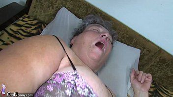 play Con grandes tetas con gran coño lamiendo duro en el culo