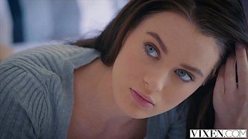 play Sie hat wunderschöne Augen und ist blau und liebt es zu lecken und Sex zu haben
