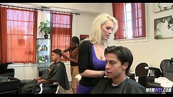 play Er hat ein schmutziges Auto, das Sex in der Pension mit einer glücklichen Blondine hat