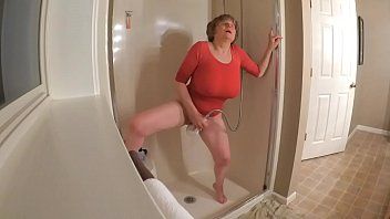 play Una milf de 60 años se masturba en la ducha