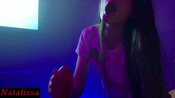 play Tiener gefilmd terwijl ze een pijpbeurt geeft in het kantoor van de baas porno video