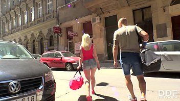 play Uprawia seks oralny z blondynką, aż trafia do jej gardła