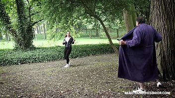 play Gruppen-Blowjob xxx filmt sportliches Teenager-Mädchen und hat Sex mit einem alten Mann in Pahardcoree