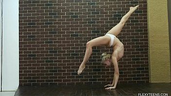 play Tanara infierbantata face gimnastica in pizdulice dezbracata ca se mai bine