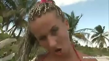 play Se dezbraca de lenjeria intima aceasta blonda frumoasa si incepe sa ii linga penisul