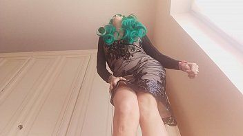 play Esta joven en bragas está preparando su pene para entrar en su coño muy caliente