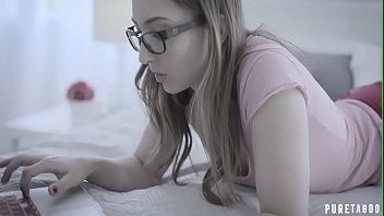 play Il est allongé sur le dos dans le lit d'une magnifique blonde qui a des seins très doux et beaux