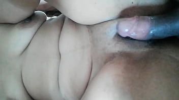 play Él sabe tocar y hacer sentir muy bien a esta milf.
