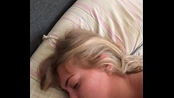 play Morgens geweckt und gut in die feuchte Muschi eingedrungen