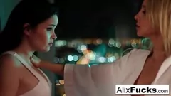play أليكس لينكس وفتاة توصيل الفندق: لقاء مثليه