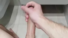 play Séance de branlette dans la salle de bain : véritable orgasme garanti