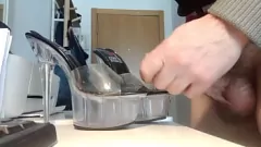 play La ragazza sexy non può resistere al suo feticismo dei tacchi - Sesso selvaggio con le scarpe