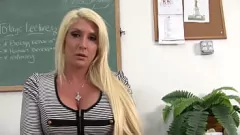 play Profesora MILF rubia con curvas recibe una gran polla negra en medias
