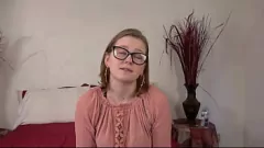 play مجموعة ثلاثية للهواة مع Penny Pearl وStephie وYiya: يقوم Big Cock بتمديد كسسهم