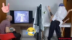 play ¡Marido cornudo observa cómo un ginecólogo clandestino examina a su esposa!