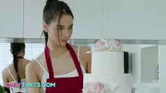 play Brunetka przyrodnia siostra Cums Hard w intensywnej scenie loda