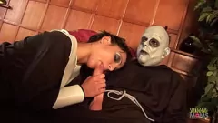play La búsqueda de Blonde Milf de su conejo lleva a la sesión de sexo grupal salvaje con morenas